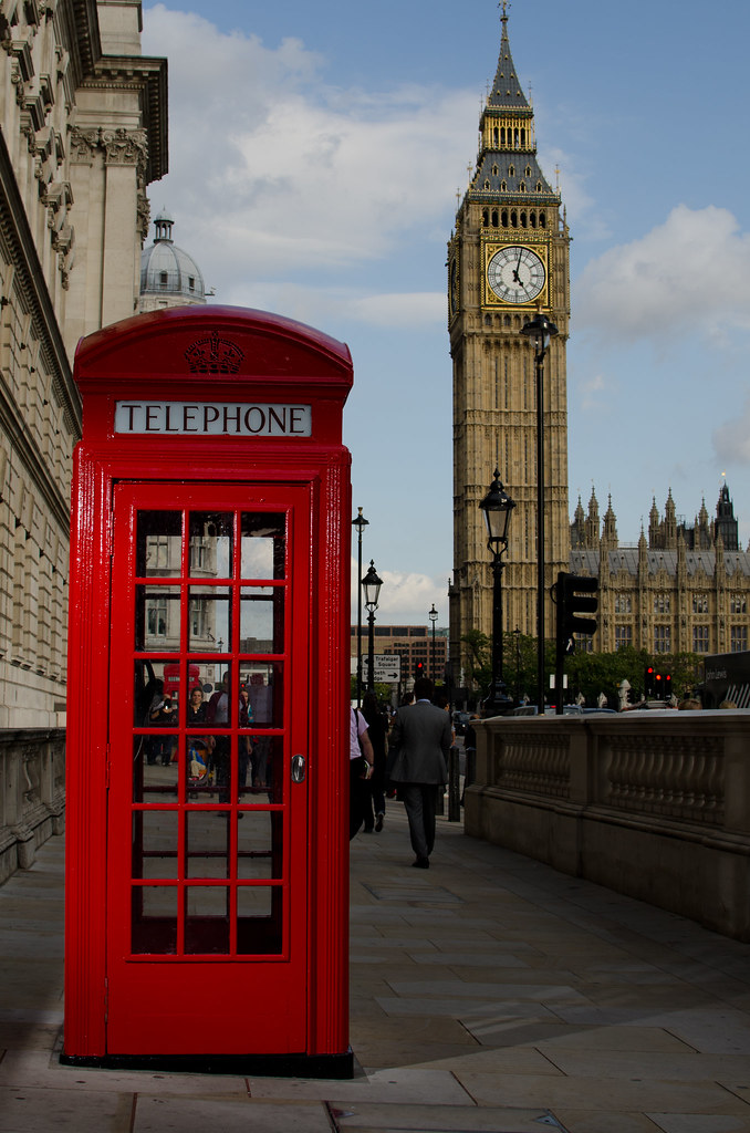 Британия телефон. Биг Бен в Лондоне. Лондон Биг Бен и телефонная будка. Телефон Лондон. Биг Бен телефон.
