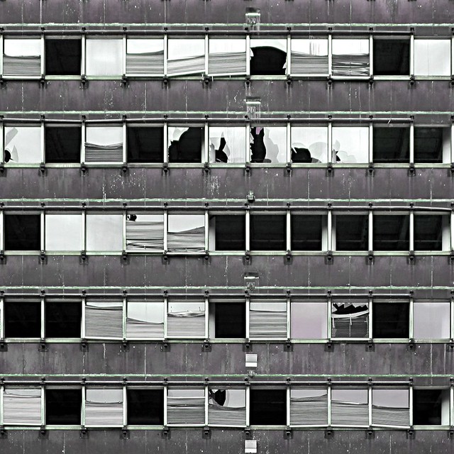 fassade mit offenen fenstern II :: facade with open windows II [ explore ]