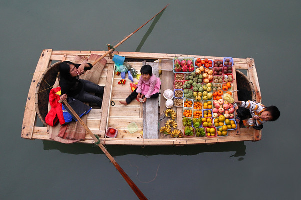 Floating market at the Halong bay (vịnh Hạ Long) in Vietnam