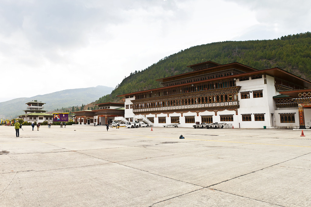Аэропорт бутана. Бутан аэропорт. Paro аэропорт в бутане. Аэропорт паро в королевстве бутан. Долина паро аэропорт.
