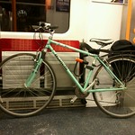 自転車を電車に載せて、ゴー。イギリスの冬、ようやく本気出してきた。手がかじかむ。。。