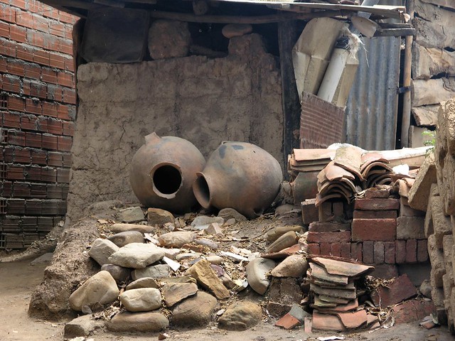 Ollas utiliazadas como nidos para gallinas - Old ceramic jars used as a chicken coop; San Isidro, S of Comarapa, Departamento de Santa Cruz, Bolivi