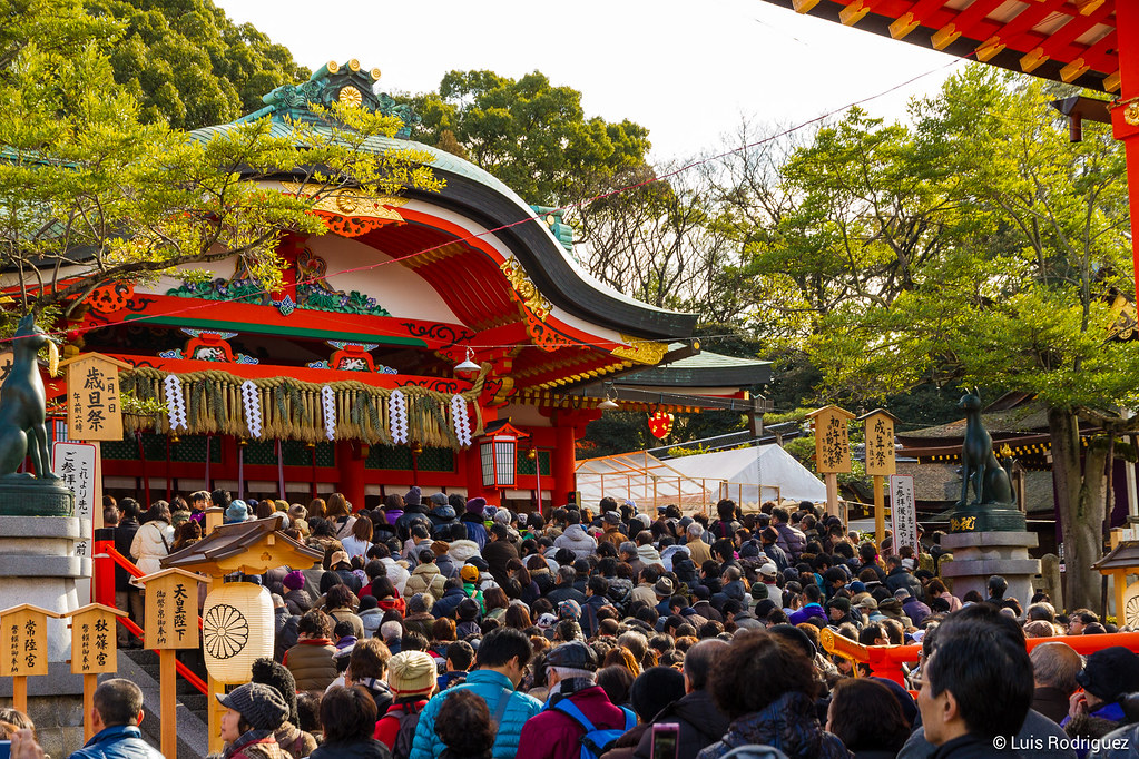 Sal&oacute;n principal Honden de Fushimi Inari durante un hatsumode, de ah&iacute; la gran cantidad de gente