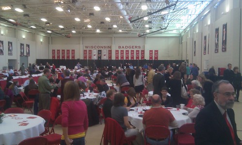 http://t.co/rToAvBvx grads and their families are gathering for the @uwmadisonls reception. #uwgrad