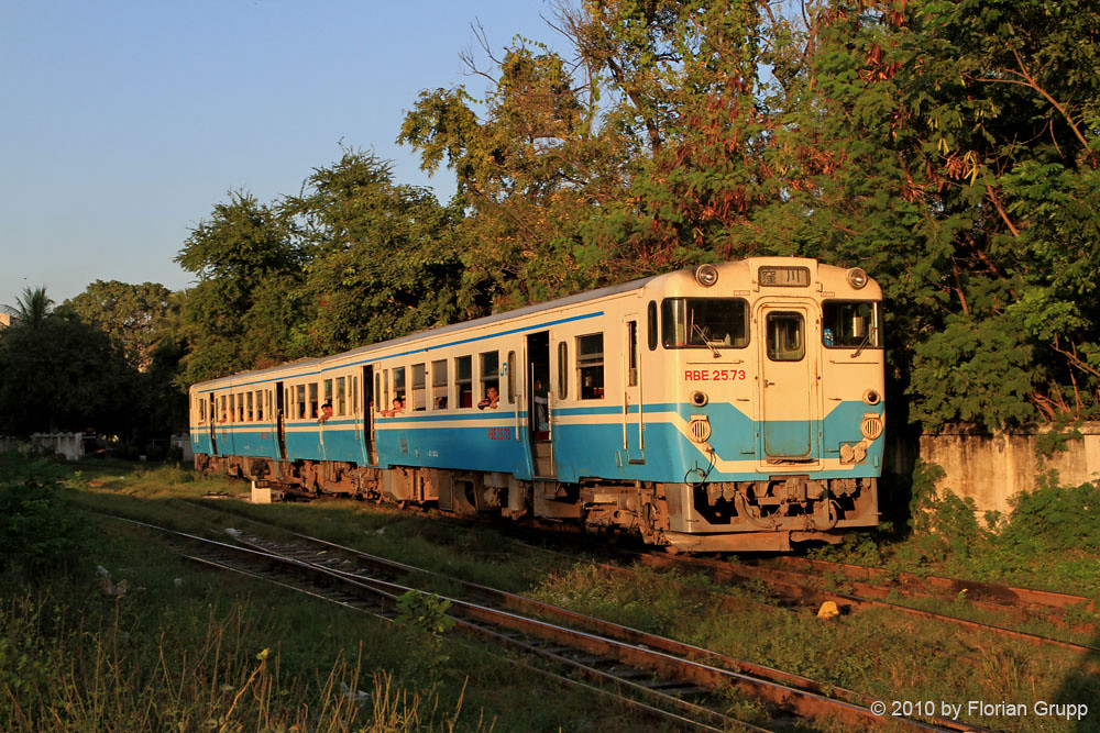 Railcar RBE 2575 (ex Japanese Railways) @ Mandalay station