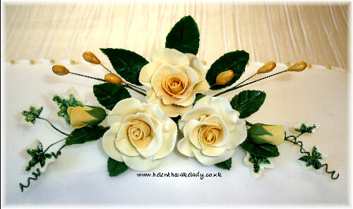 Golden anv square cake with sugar flower roses (1)