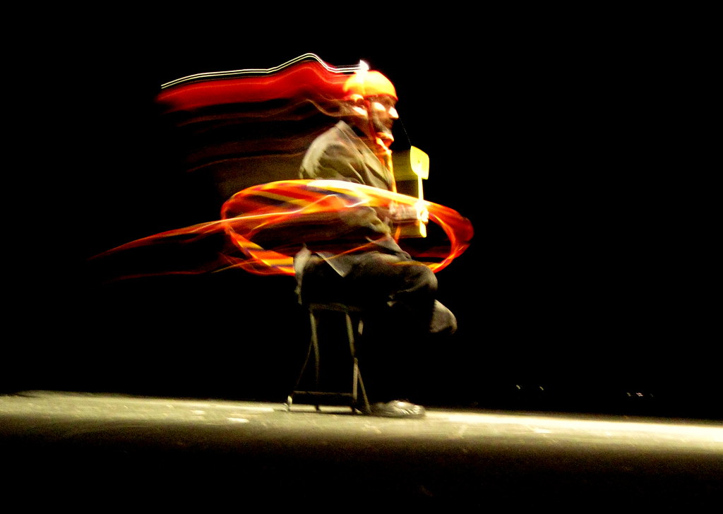 Gianni Piacentini : Performance HulaNOhope in occasione di Artisti Romani In Assemblea al Teatro Valle occupato.