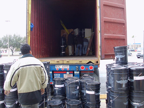 Alliance volunteers in Houston filling AICB buckets for fl… | Flickr