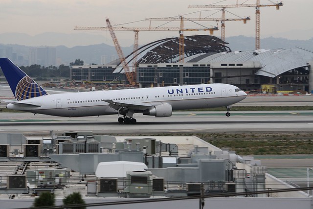United Airlines Boeing 767-300 N673UA