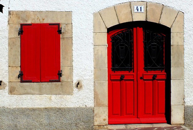 red door and window in Auritz