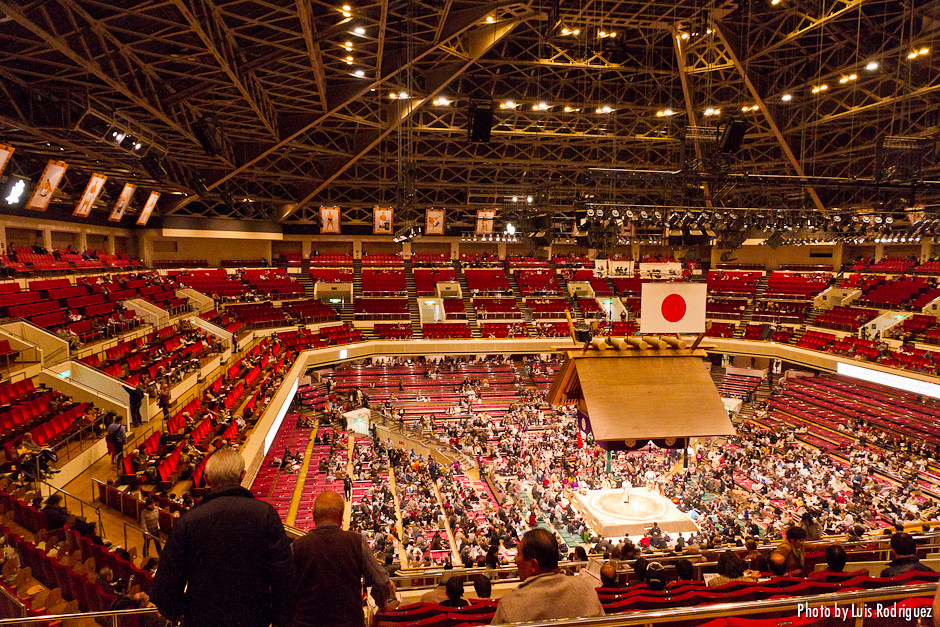 Interior del coliseo del sumo, el pabellón Ryogoku Kokugikan de Tokio, con característico tejado sintoísta sobre el dohyo