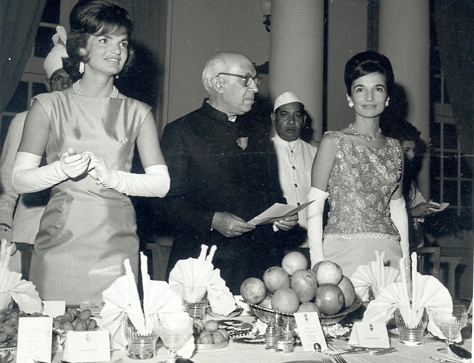 FIRST LADY JACQUELINE KENNEDY ON A VISIT TO INDIA IN 1962-8X10 PHOTO ZZ-667 