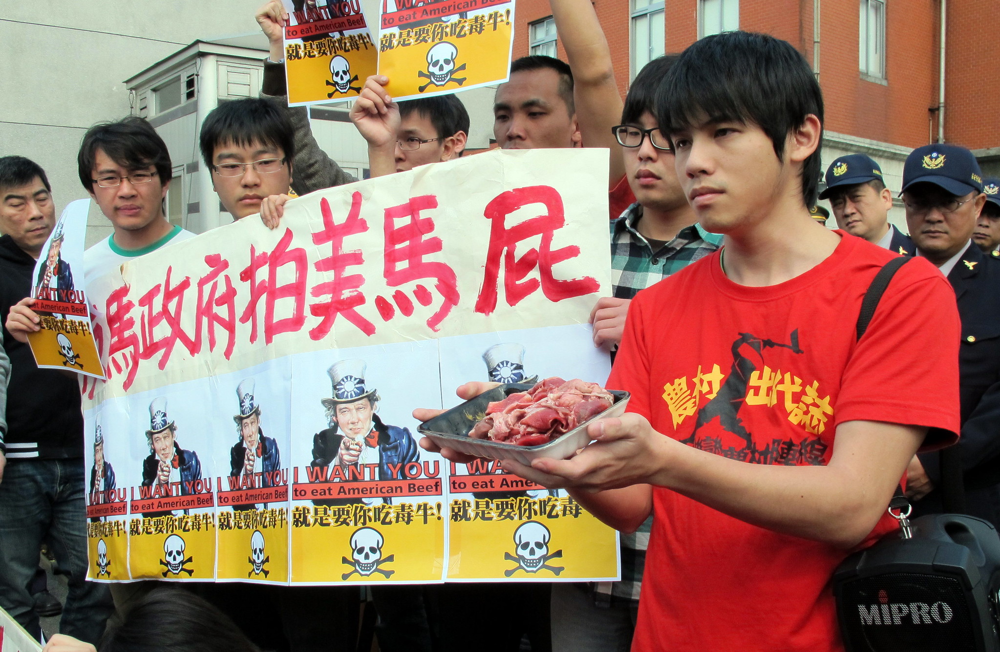 2012年，農陣學生代表將美牛送入總統府，要求總統馬英九不要為了拍美國馬屁，開放含萊克多巴胺的美牛。（資料照片／攝影：陳韋綸）
