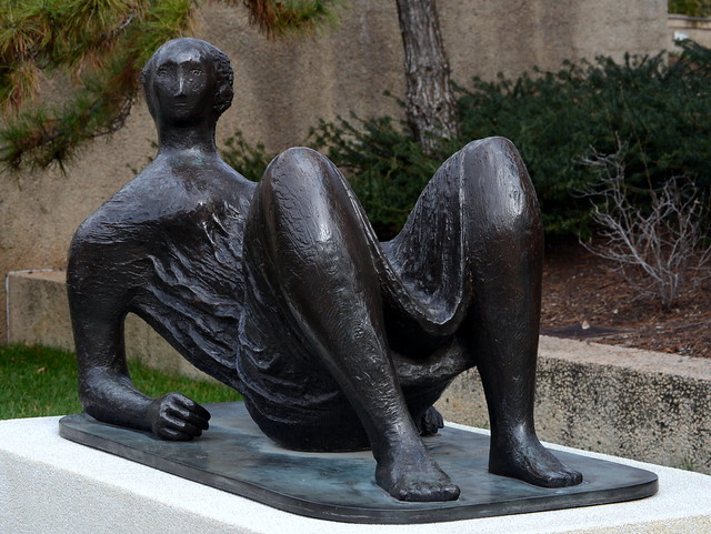 Draped Reclining figure, 1952-53, Henry Moore. Washington DC USA, Wash  Mall. Hirshorn Museum & Sculture Garden.