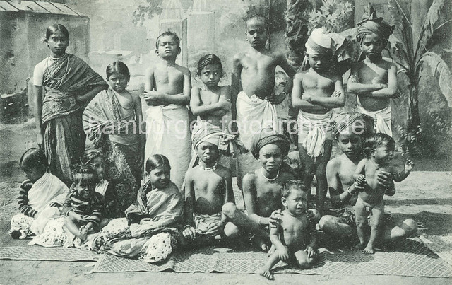 X0994355 Indische Völkerschau von Gustav Hagenbeck - historisches Motiv, indische Kinder - Jungen und Mädchen / Gruppenaufnahme.