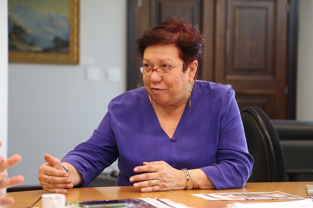 Recebendo a Diretora da Escola de Música e Belas Artes do Paraná, Sra. Maria José Justino