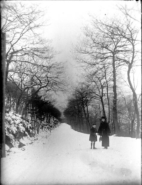 Elisa et Daniel sur un chemin enneigé dans une forêt allemande