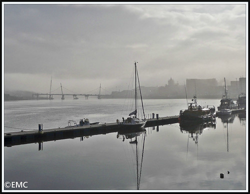 ireland bw water fog river boats pier jetty shoreline quay coastal londonderry northernireland derry peacebridge foyle bythesea riverfoyle coastalview irlandi timberquay