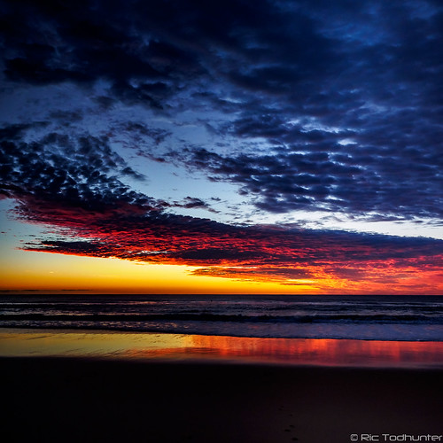 sunset beach sunrise surf au australia queensland mountcoolum