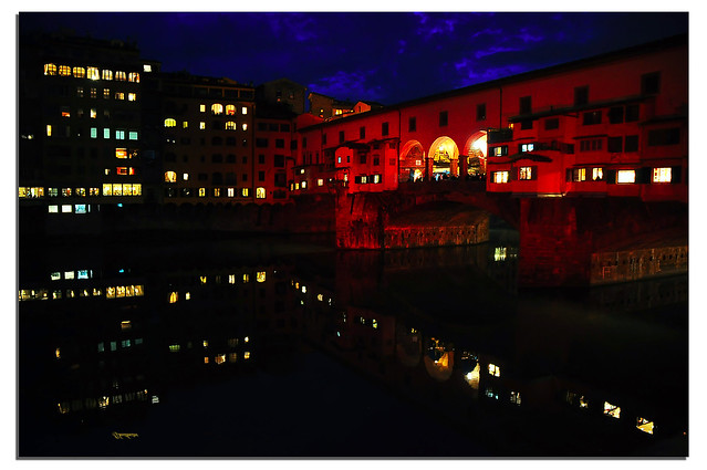 Al Ponte Vecchio sull'Arno la sera - Firenze
