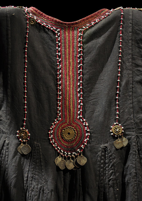 Dress from Kalash, Pakistan. Musée du Quai Branly. Pay attention to the the sunwheel and colors.Tradisjonell kjole fra Kalash i Pakistan. Legg merke til solhjulet, fargene og anhengene.