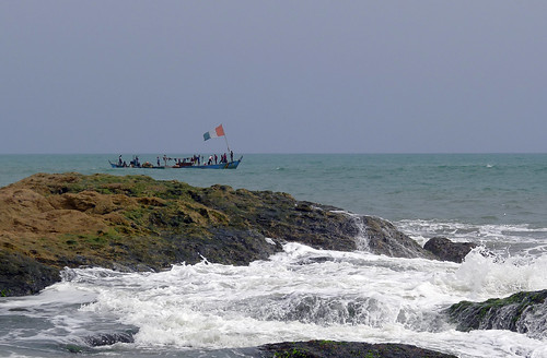ocean rocks waves flag atlantic ghana westafrica fishingboat côtedivoire