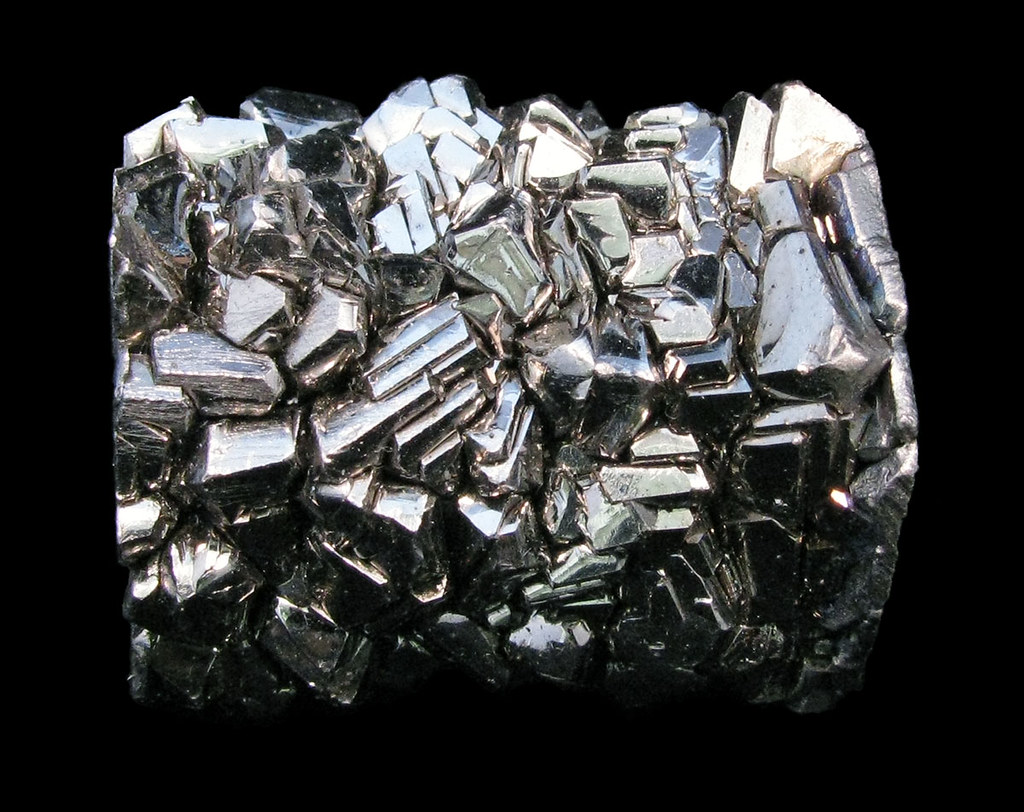 Какой самый сильный металл. Титан металл химические элементы. Титан (элемент). Титаниум металл. Титан железо.