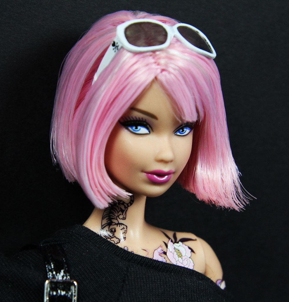 Барби с розовыми волосами. ТОКИДОКИ куклы. Кукла Барби ТОКИДОКИ. Темнокожая Барби с розовыми волосами.