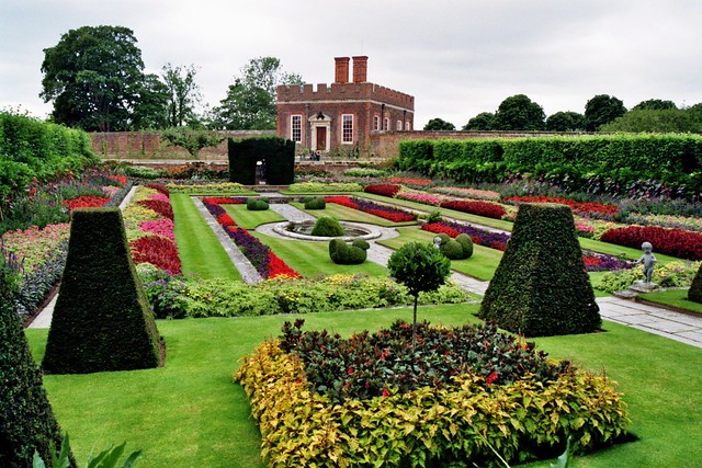Hampton Court Palace, East Molesey, Surrey, Angleterre, les jardins redessinés au sud.