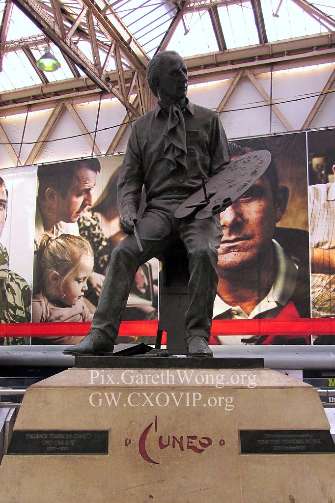 Philip Jackson Sculpture of Terence Cuneo in Waterloo station IMG_2326 by garethwong