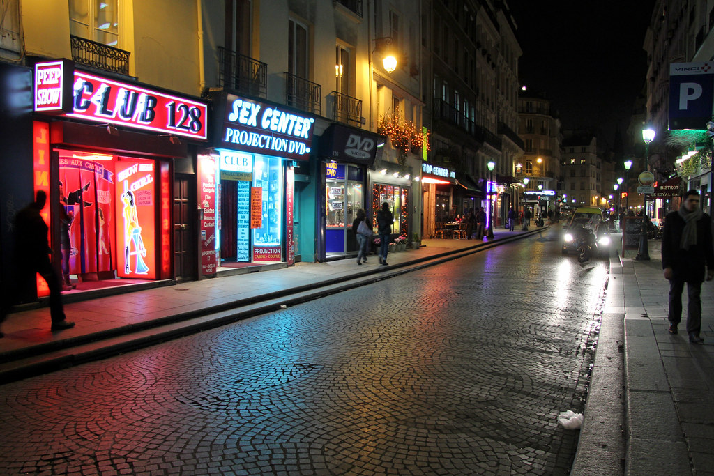 De street. Район Saint Denis ночью. Epernon Франция. Париж сен Дени улица красных фонарей фото. Rue MCLEOD St.
