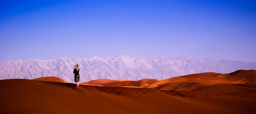 woman mountain sand desert dunes redsand uae abudhabi alain sanddunes arabiandesert distantmountain jabelhafeet zakherpools