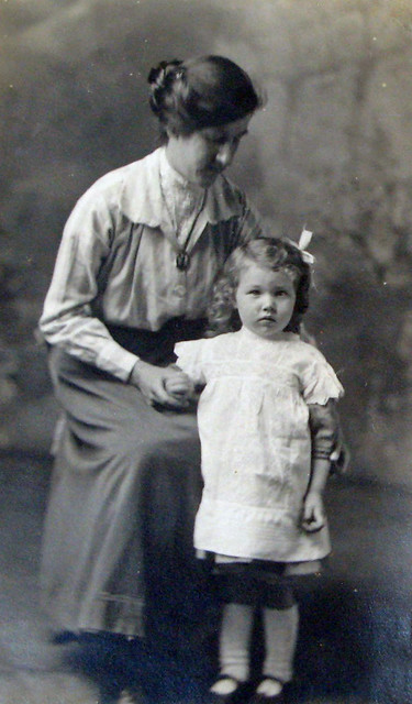 Alice Kempsell with her daughter Agnes Patience 1922