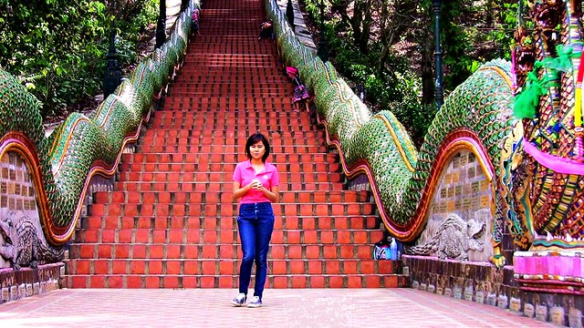 Thailand, Chiang Mai -  ,  Wat Phra That Doi Suthep, Hübsche Thai am Fuss der gewaltigen Nagatreppe, 47/1115