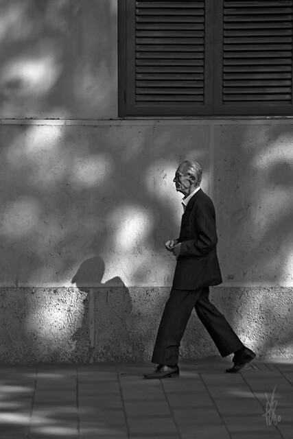 Hombre andando en Tirana