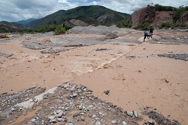 Il fiume Cachimayo è aumentato per le piogge e taglia la strada