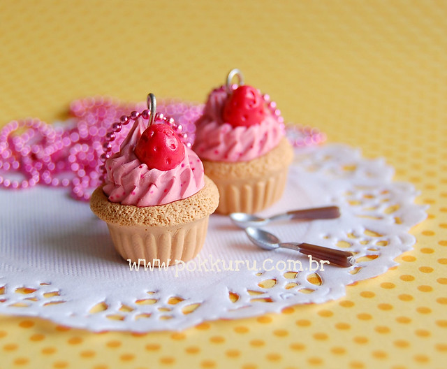 brincos mini cupcake de baunilha com creme de morango