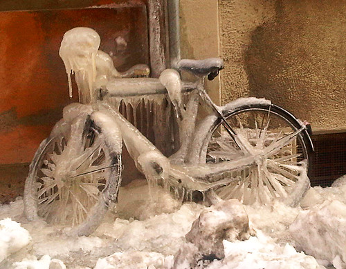 ice gelo bicycle frozen centro bologna cellphonepic bicicletta ghiaccio gelata 12c° fotodicellulare èsoloungiocoenonènemmenoafuoco