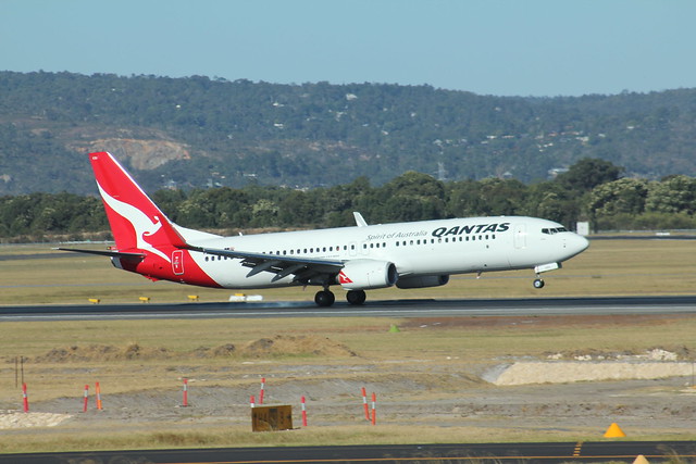 Qantas Airways - Boeing 737-838 - VH-VZU (Perth Airport)