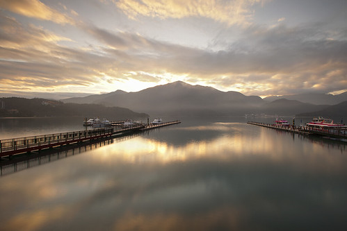 blue orange mountain color colour reflection water beauty sunrise reflections boats dawn pier boat colours taiwan floating driftingclouds shape tranquil drifting peacefulness quietness 日月潭 sunmoonlake 朝霧碼頭 floatingclouds cloudywhitebalance cloudywb 6500k10