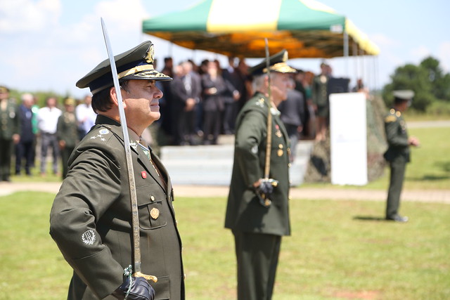 Na troca de Comando da 5a. Região Militar, no Quartel General do Pineirinho, em Curitiba