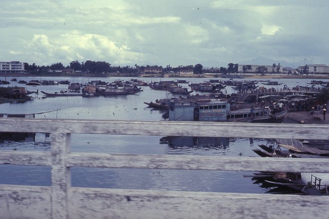 Hue 1966 - Junks at Hue - cầu Gia Hội