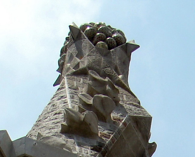 escultura cestas de frutas en vértices de ventana exterior templo de la Sagrada Familia Barcelona 15