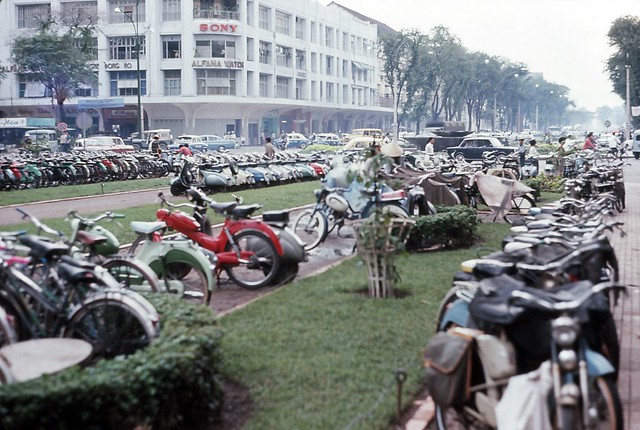 Saigon 1964 - Parking Lot - Photo by Iparkes - Thương xá TAX