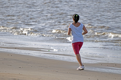 woman beach sand femme sable running jogging plage coureur coureuse