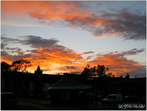 Sunset over Wainfleet market place. by LoZTh, <a href="http://en.wikipedia.org/wiki/Wainfleet,_Lincolnshire" rel="nofollow">en.wikipedia.org/wiki/