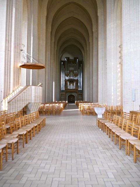 Copenhague, Danemark: quartier de Bispebjerg, église de Grundtvig, nef centrale vue depuis l'autel