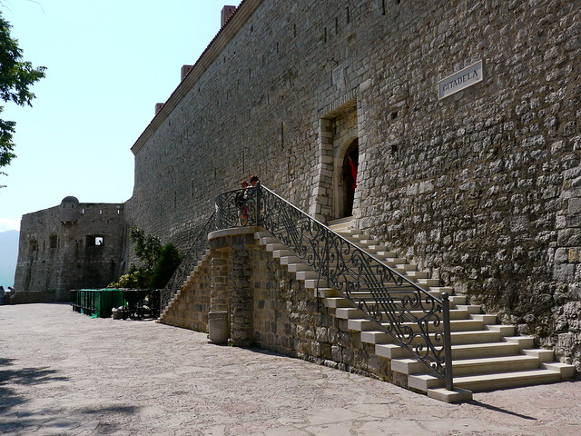 Budva, Monténégro: escaliers qui permettent d'accéder à la citadelle