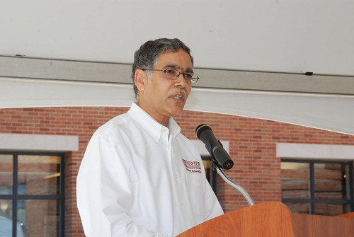Professor Rao Unnava gives advice to graduating seniors at Fisher College of Business