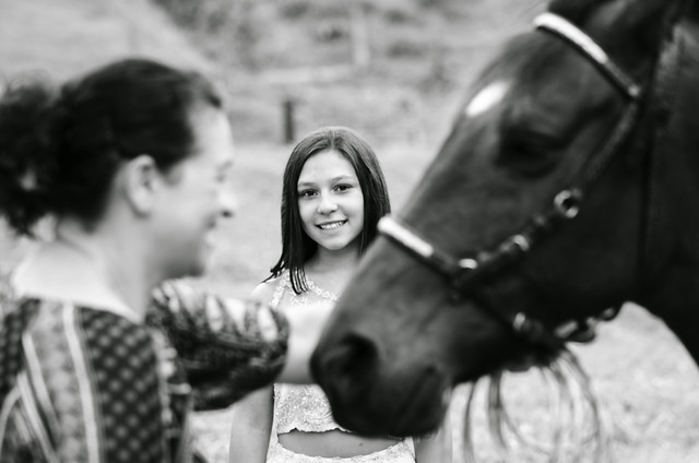 Madre, hija y caballo